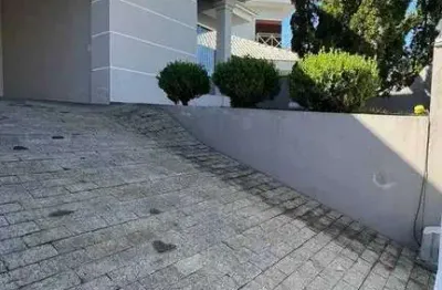 Casa alto padrão com 3 dormitórios sendo 1 suíte e 2 vagas - floresta | joinville/sc