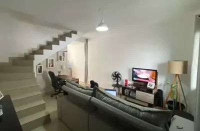 Sobrado mobiliado com 2 dormitórios sendo 1 suíte e 2 vagas – bairro cedro, camboriú/sc