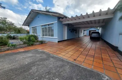 Casa com edícula tendo 3 dormitórios sendo 1 suíte e 3 vagas no bairro são marcos em joinville