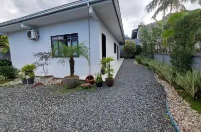 Casa com edícula tendo 3 dormitórios sendo 1 suíte e 3 vagas no bairro são marcos em joinville