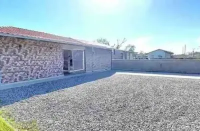 Casa com piscina tendo 2 dormitórios e 2 vagas de garagem no bairro itapocú em araquari