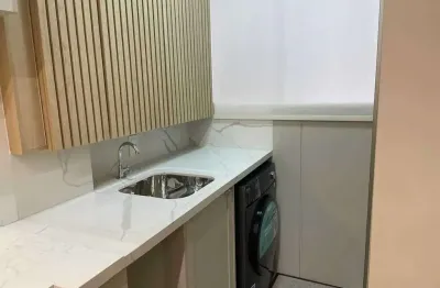 Apartamento quadra mar mobiliado com 2 dormitórios sendo 1 suíte e 1 vaga em balneário camboriú