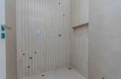 Sobrado com 3 suítes sendo 1 master e 2 vagas de garagem em camboriú/sc