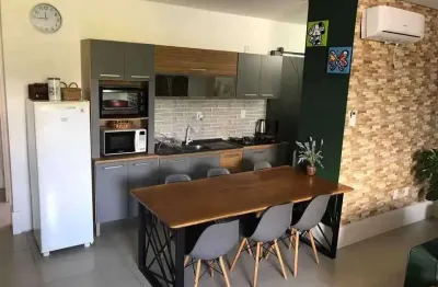 Apartamento mobiliado de 2 dormitórios sendo 1 suíte e 1 vaga no bairro santa regina em camboriú