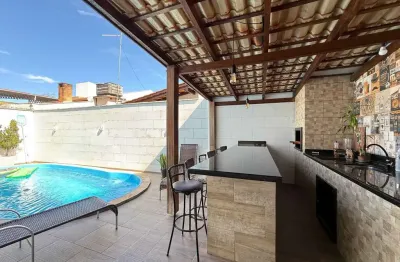 Casa com 7 dormitórios sendo 3 suítes e 3 vagas de garagem, a 350 metros da praia em penha