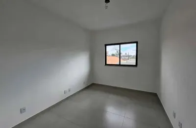 Casa com 3 dormitórios sendo 1 suíte e 2 vagas de garagem e piscina - itacolomi piçarras/sc