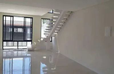 Sobrado com 3 suítes e 2 vagas de garagem no centro de barra velha