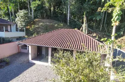 Casa averbada com 3 dormitórios sendo 1 suíte e 2 vagas de garagem em joinville