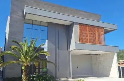 Casa em condomínio com 4 suítes e 4 vagas de garagem em camboriú/sc