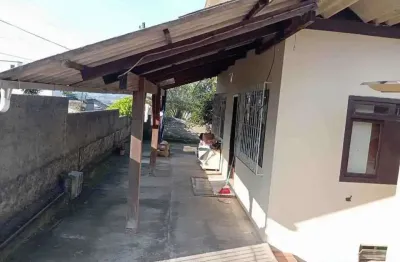 Casa mista com 4 dormitórios, em ótima localização no bairro agrícola em blumenal/sc