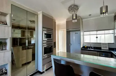 Casa com 3 dormitórios sendo 1 suíte e 2 vagas de garagem no centro de navegantes/sc