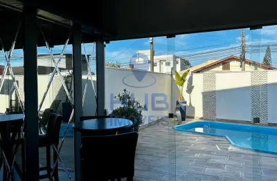 Casa com 3 dormitórios sendo 1 suíte e 2 vagas de garagem no centro de navegantes/sc