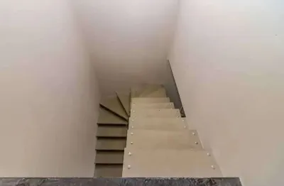 Sobrado novo com 2 suítes e 1 vaga de garagem, sertão do trombudo em itapema/sc