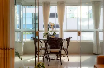 Apartamento com 2 demi suítes e 1 suíte, 2 vagas de garagem no centro de balneário camboriú