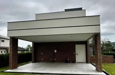 Casa de alto padrão com 4 suítes e 8 vagas de garagem no centro de camboriú