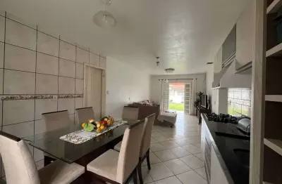 Casa com 3 dormitórios e 2 vagas de garagem, á 300m do mar em navegantes - meia praia/sc