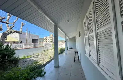 Casa com 3 dormitórios e 2 vagas, 850m da praia do gravatá - navegantes/sc
