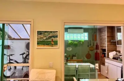 Casa com 3 dormitórios sendo 2 suítes e 1 vaga, a 150m do mar em bombinhas/sc