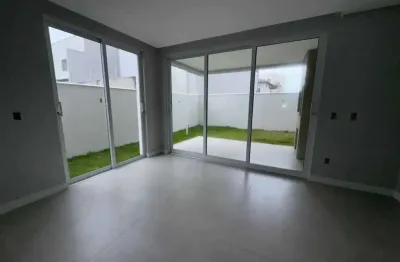 Casa alto padrão com 3 dormitórios sendo 2 suítes e vagas 250 metros da praia em barra velha/sc