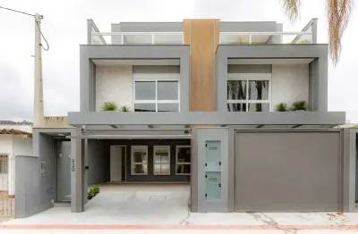 Sobrado geminado, novo! com 4 suítes e 2 vagas de garagem no centro de balneário camboriú