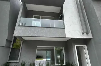 Sobrado com 3 dormitórios sendo 2 suítes e 1 master e 2 vagas de garagem, camboriú/sc