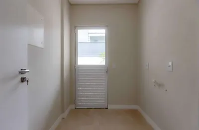 Sobrado geminado novo! com 4 suítes e 2 vagas de garagem no centro em balneário camboriú - sc