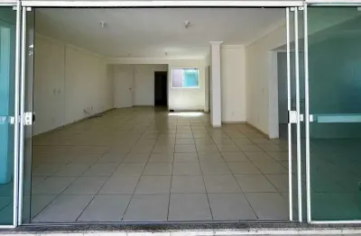 Cobertura com 3 dormitórios sendo 1 suíte e 2 vagas, a 200m da praia de gravatá navegantes/sc