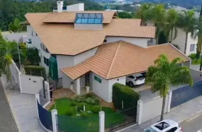 Casa alto padrão com 4 suítes e 7 vagas de garagem sendo 4 cobertas em jaraguá do sul/sc