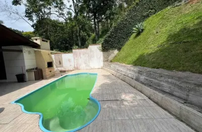 Casa com 3 dormitórios sendo 1 suíte e 1 vaga de garagem no bairro cabeçudas em itajaí/sc