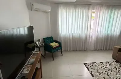 Casa com 3 dormitórios sendo 1 suíte e 4 vagas de garagem em balneário camboriú/sc