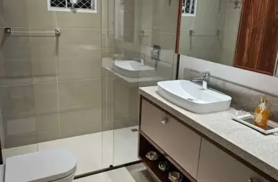 Apartamento com 4 dormitórios sendo 2 suítes e 4 vagas de garagem no centro de balneário camboriú