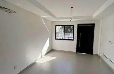 Sobrado triplex com 3 suítes e 4 vagas de garagem no bairro ariribá em balneário camboriú/sc