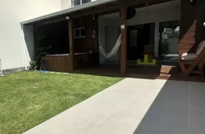 Casa com 3 dormitórios sendo 1 suíte e 2 vagas de garagem em Biguaçu/SC