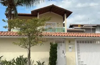 Casa com piscina e terreno de 420m² em caraguatatuba