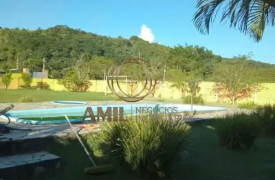 Excelente chácara com piscina / salão de jogos / 05 dormitórios com 2 suítes / 190 m² de construção / 2000 m² de terreno / jacareí - guararema