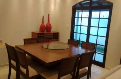 Casa mobiliada /  residencial santa terezinha / 3 dormitórios sendo 1 suíte / sobrado com piscina / 250m² / são luiz do paraitinga.