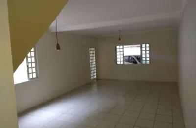 Casa sobrado / 3 dormitórios sendo 1 suíte / 180m² / zona norte / são josé dos campos
