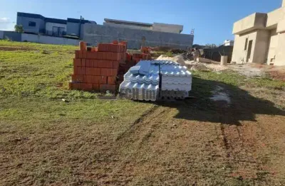 Terreno no condomínio portal dos bandeirantes ii em porto feliz