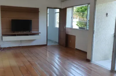 Apartamento amplo no costa azul, nascente, 2/2 com dependência e garagem!