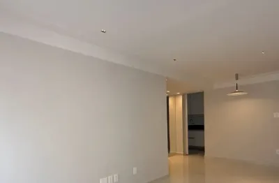 Na pituba, apartamento reformado, bem localizado com 3q totais