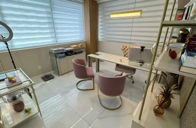 Sala ampla no CEO Salvador Shopping para venda com fino acabamento e 100% mobiliada!