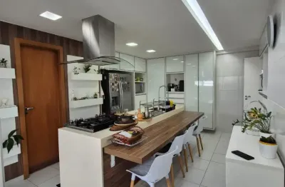 Apartamento finamente decorado com 4/4, 02 suítes e 03 garagens em Piatã!