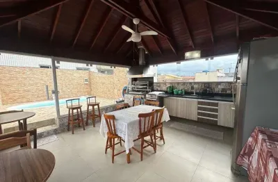 Casa na vila guilhermina – 4 dormitórios, 2 suítes e 2 vagas de garagem!