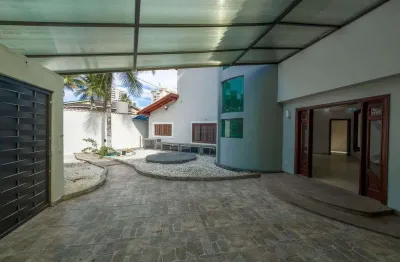 Mansão alto padrão no canto do forte com 5 suítes, piscina e espaço gourmet