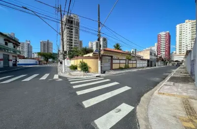 Casa de esquina no canto do forte – conforto, espaço e localização privilegiada!