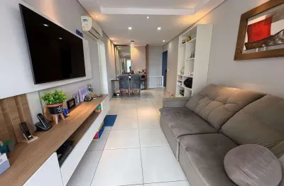 Apartamento 2 suítes + lavabo com 2 vagas de garagem totalmente mobiliado.