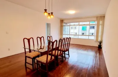 Amplo apartamento de 115m² reformado, 3 quartos com suíte, em excelente localização
