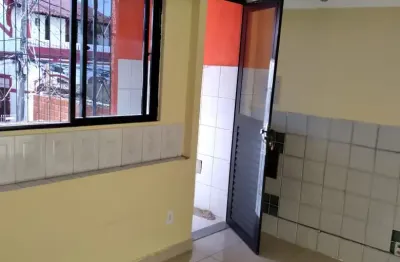 Apartamento reformado com 2 quartos e varanda próximo ao metrô e transporte público