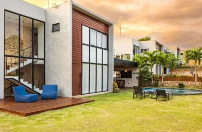 Casa aconchegante com área construída de 510 m2 equipada com 07 suites, 100% mobiliada, espaço e conforto integrada a natureza.
