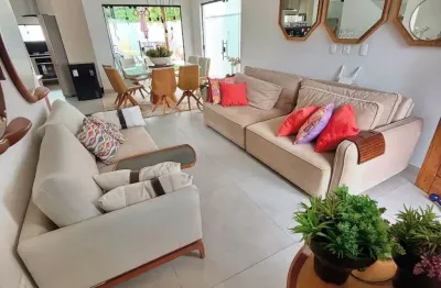 Casa ampla com 4/4, sendo 2 suítes, no stiep em condomínio fechado